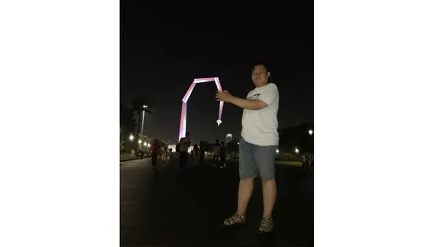 Cowok Ini Minta Fotonya Diedit Pegang Monas, 6 Kreasi Netizen Kocak