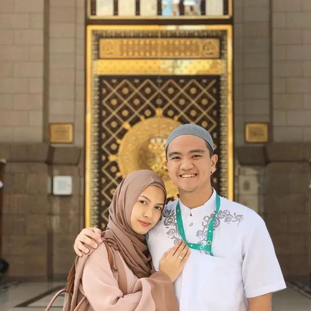 Jarang Tersorot, Ini 6 Potret Manis Artis FTV Alisia Rininta dan Suami