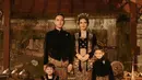 Mengusung tema adat Jawa, Gibran dan Selvi beserta kedua anak mereka tampil dalam balutan busana adat Jawa klasik dengan material velvet. (Instagram/riomotret).