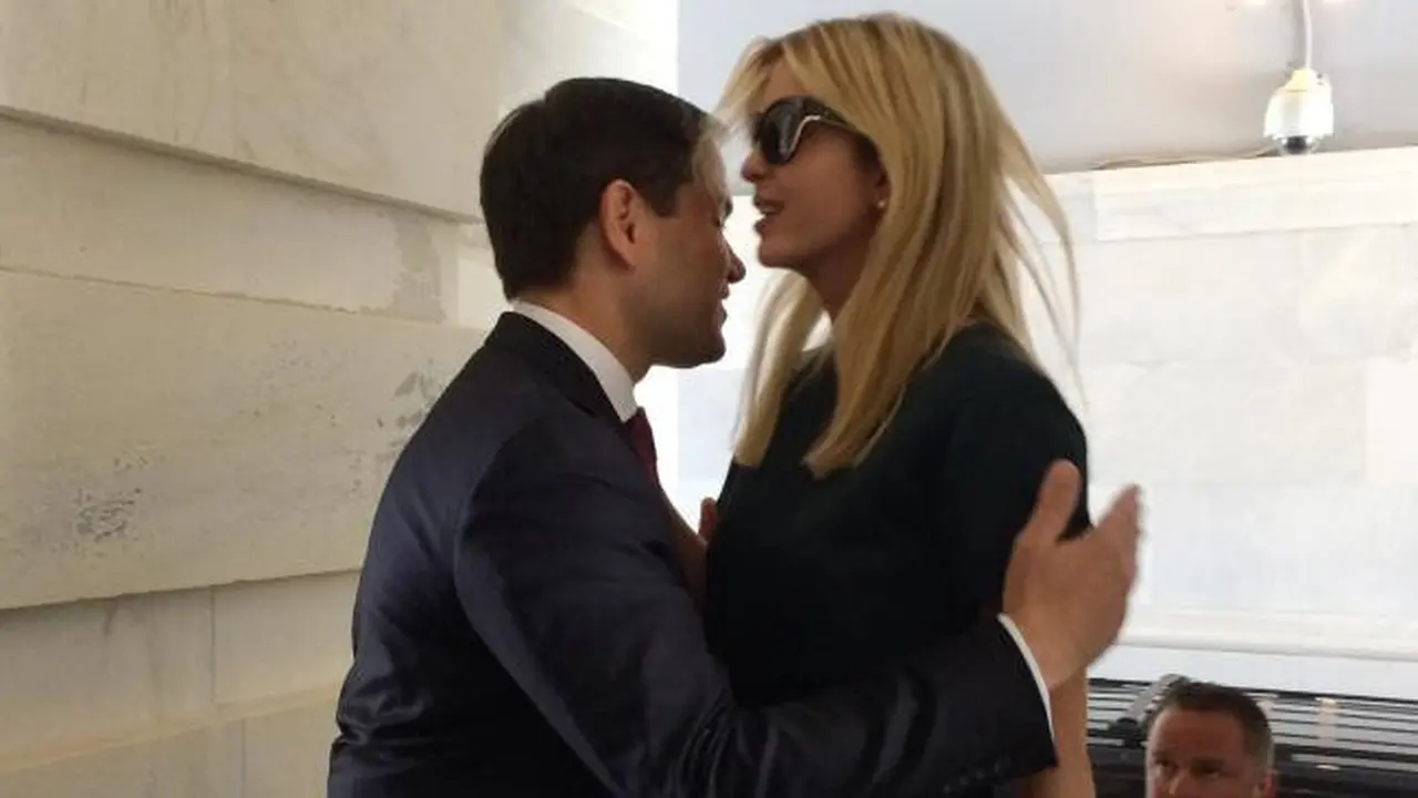 Pose pelukan canggung antara Ivanka Trump dan Marco Rubio. (Erica Werner/AP)