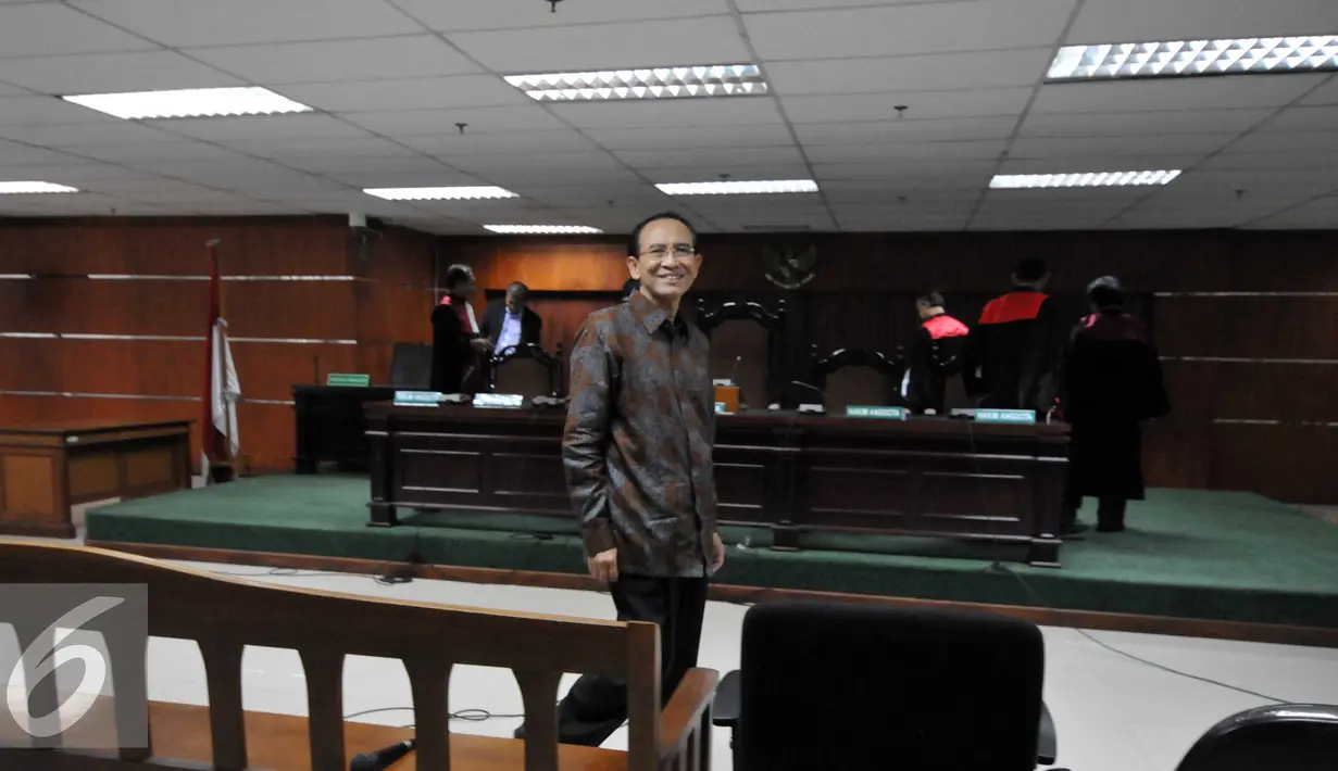 Suryadharma Ali tersenyum kepada awak media usai menjalani sidang lanjutan di Pengadilan Tipikor, Jakarta, Jumat (23/10/2015). JPU menghadirkan saksi Asisten Pribadi SDA yang merupakan petugas haji dari Rekomendasi Anggota DPR. (Liputan6.com/Helmi Afandi)