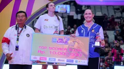 Pemain Jakarta Popsivo Polwan, Madison Kingdon berfoto dengan trofi top skor PLN Mobile Proliga 2024 usai laga grand final di Indonesia Arena, Senayan, Jakarta, Sabtu (20/7/2024). Selain top skor, Madison Kingdon juga mendapatkan predikat spiker terbaik. (Bola.com/Bagaskara Lazuardi)