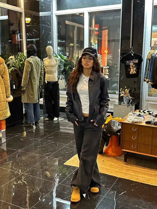 Inspirasi Outfit Katy Esistia Kekasih Ole Romeny (Instagram @katyesistia)