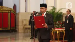 Presiden Joko Widodo atau Jokowi membacakan sumpah jabatan saat melantik anggota Dewan Pertimbangan Presiden (Wantimpres) di Istana Negara, Jakarta, Jumat (13/12/2019). Jokowi resmi melantik sembilan anggota Wantimpres. (Liputan6.com/Angga Yuniar)