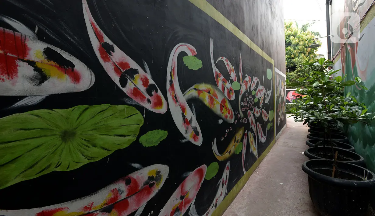 Mural menghiasi tembok rumah warga RT 02/RW 07 Kampung Warna-warni, Kelurahan Pengadegan, Jakarta Selatan, Selasa (10/12/2019). Mural tersebut sebagai bentuk kesadaran warga untuk menciptakan kampung yang enak dipandang, bersih, aman, dan nyaman. (merdeka.com/Imam Buhori)