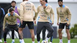 Sesi latihan menjadi persiapan jelang pertandingan kualifikasi Piala Dunia FIFA 2026 zona Conmebol melawan Venezuela. (JUAN MABROMATA/AFP)