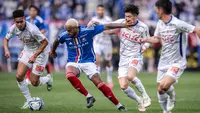 Anderson Lopes (tengah kiri) merupakan penyerang andalan Yokohama F. Marinos. Lopes merupakan pemain berkebangsaan Brasil. Pada musim ini, ia menjadi salah satu mesin gol di skuad besutan Kevin Muscat tersebut. Anderson Lopes juga tercatat sebagai pencetak gol terbanyak kedua dengan koleksi 19 gol dari 29 pertandingan di J1 League 2023. Sementara itu, Yokohama F. Marinos kini menempati posisi kedua klasemen dengan raihan 54 poin atau terpaut empat poin dari sang pemuncak, Vissel Kobe. (AFP/Yuichi Yamazaki)