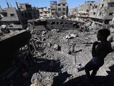 Seorang pria Palestina memeriksa kerusakan setelah serangan Israel di kamp Al-Bureij, Jalur Gaza Tengah pada 4 Juli 2025. (Eyad BABA/AFP)