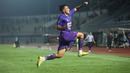 Pemain Persita Tangerang, Jack Brown, melakukan selebrasi setelah mencetak gol ke gawang Arema FC pada laga BRI Liga 1 di Stadion Indomilk Arena, Tangerang, Rabu (13/3/2024). Pendekar Cisadane menang dengan skor 4-3. (Bola.com/M. Iqbal Ichsan)