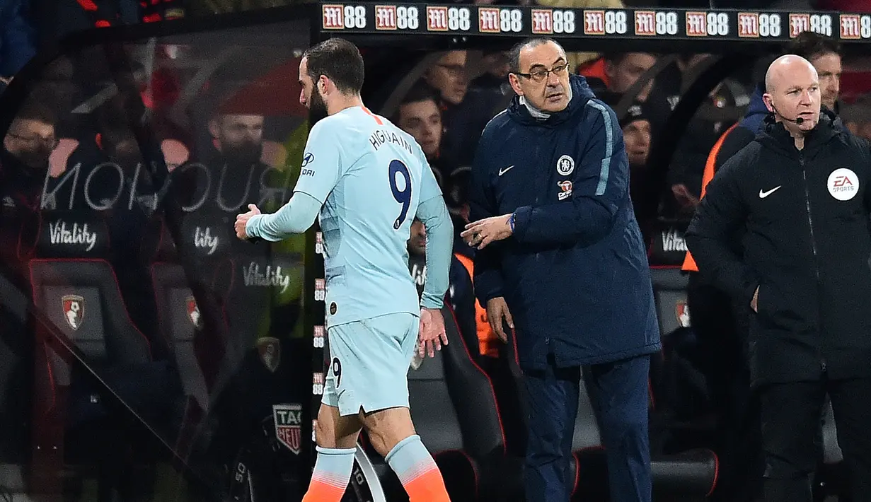 Ekspresi Manajer Chelsea, Maurizio Sarri (tengah) saat striker Gonzalo Higuain digantikan pada lanjutan pekan ke-24 Premier League 2018-2019 di Bournemouth, Inggris, Rabu (30/1). Chelsea kalah 4-0. (Glyn KIRK/AFP)