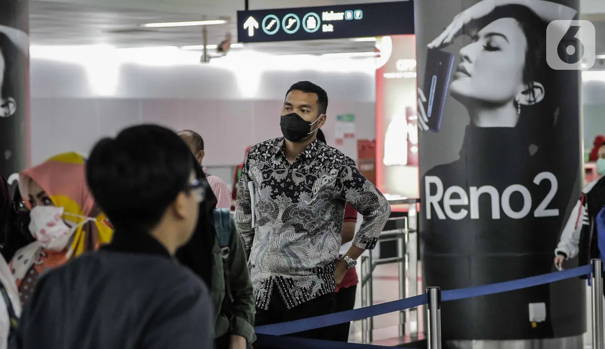 Penumpang menggunakan masker saat antre memasuki kereta Mass Rapid Transit (MRT) di Stasiun Bundaran HI Jakarta, Selasa (3/3/2020). PT MRT Jakarta akan menerapkan pemeriksaan suhu badan penumpang sebagai upaya pencegahan penyebaran virus corona Covid-19 di Jakarta. (Liputan6.com/Faizal Fanani)