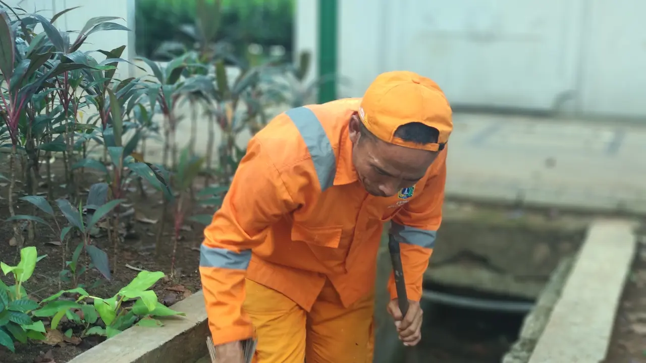 Pujiana, petugas Penanganan Prasarana dan Sarana Umum (PPSU) Gambir. (Liputan6.com/Putu Merta)