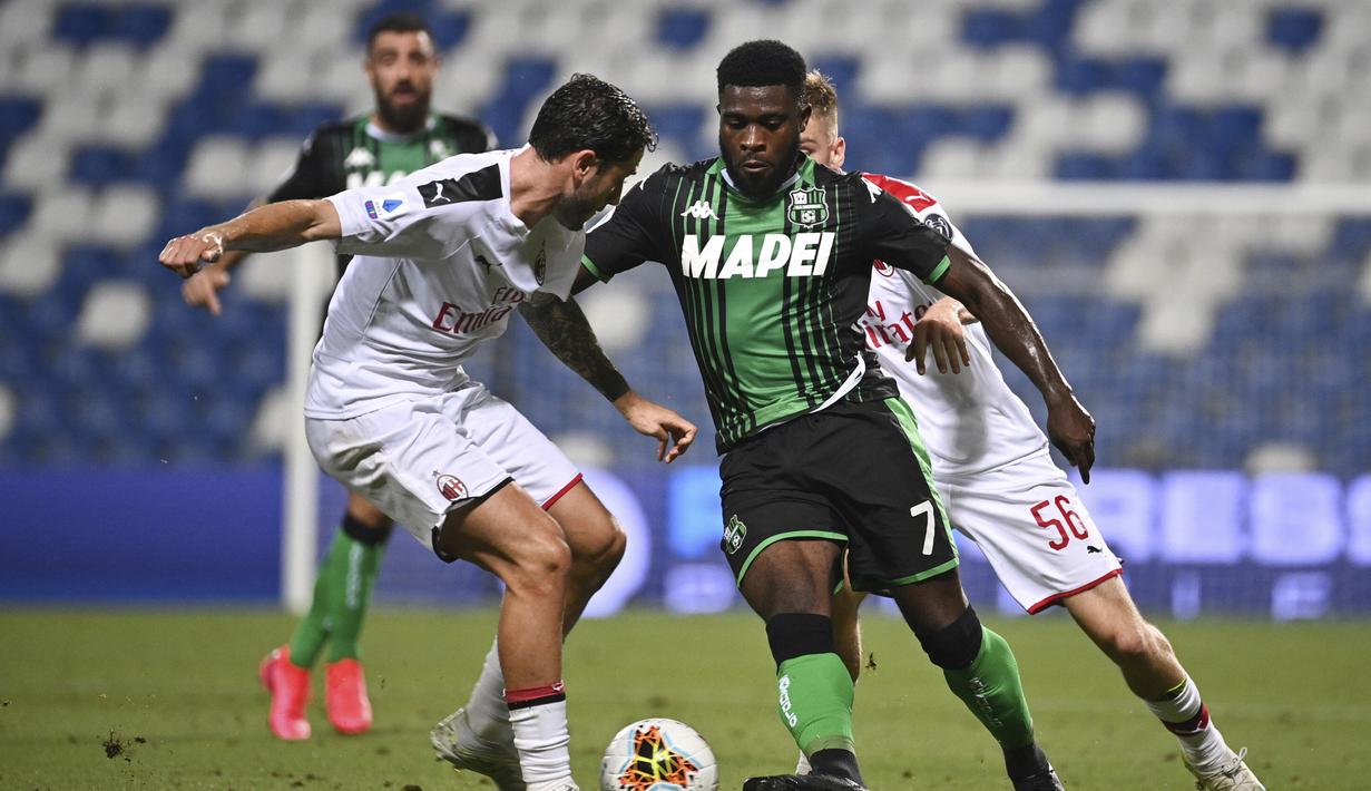 Pemain Sassuolo Jeremie Boga (kanan) mencoba melewati Pemain AC Milan Davide Calabria pada pertandingan Serie A Italia di Stadion Mapei, Reggio Emilia, Italia, Selasa (21/7/2020). AC Milan menang 2-1 sekaligus menggeser posisi AS Roma dari posisi lima klasemen. (Massimo Paolone/LaPresse via AP)