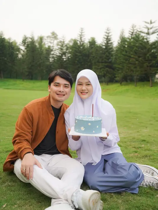 Alvin Faiz medamping sang istri yang merayakan bersama dengan teman-temannya. Alvin mengenakan celana 
 panjang putih dan atasan cokelat. [Instagram/alvin_411]