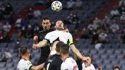 Timnas Jerman sebenarnya tampil dominan sejak menit awal. Namun, lini pertahanan mereka kerap kecolongan oleh barisan depan Hungaria yang tampil efektif dan efisien ketika melancarkan serangan balik. (Foto: AP/Pool/Kai Pfaffenbach)