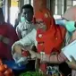 Petugas merazia makanan mengandung zat berbahaya di Pasar Tomang. 