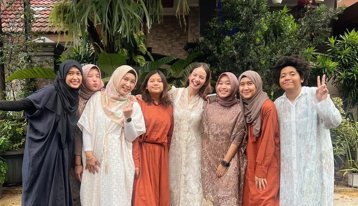 Enzy Storia sendiri memilih baju lebaran super cantik yang berwarna putih, semi transparan dengan bordir floral sepanjang outernya yang mempercantik penampilannya secara keseluruhan. Foto: Instagram.