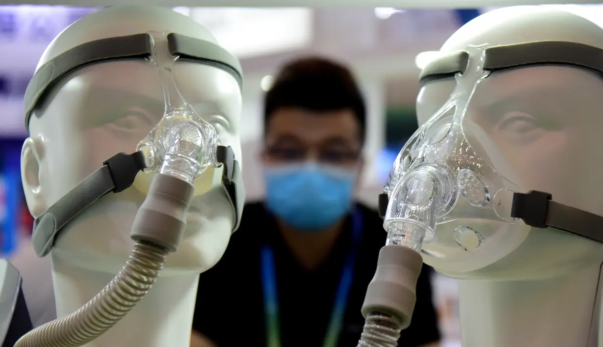 Sejumlah objek dipajang di pameran peralatan medis di Zhengzhou, Provinsi Henan, China tengah (4/8/2020). Pameran yang berlangsung selama tiga hari itu digelar di Zhengzhou pada Selasa (4/8) dan diikuti oleh lebih dari 1.000 peserta dari seantero China. (Xinhua/Zhu Xiang)