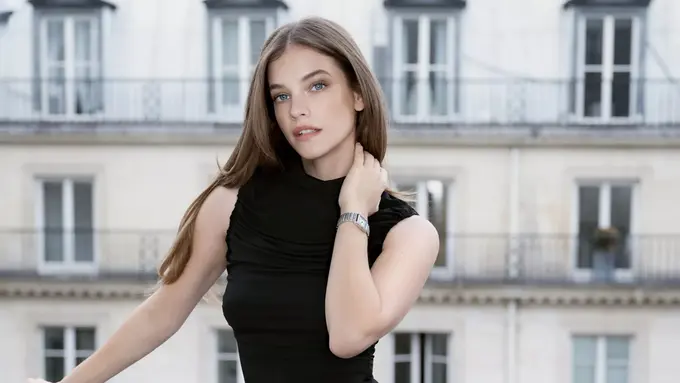 Punya Karisma Natural, Barbara Palvin Kini Jadi Brand Ambassador Jam Tangan Mahal