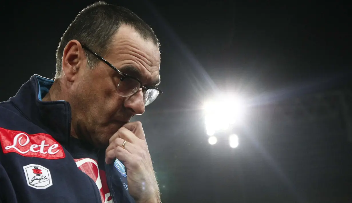 Pelatih Napoli, Maurizio Sarri saat menyaksikan para pemain Napoli berlaga melawan  AC Chievo Verona pada lanjutan Serie A 2015-2016 di Stadion San Paolo, Naples, Minggu (6/3/2016) dini hari WIB.  (AFP/Carlo Hermann)