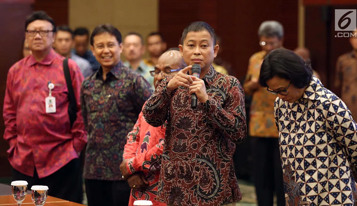 Menteri ESDM, Ignasius Jonan saat acara penandatangan perjanjian Pengambilan Saham Divestasi PT Freeport Indonesia, Jakarta, Jumat (12/2). Holding perusahaan tambang akan mendapatkan 51% saham dari PT Freeport Indonesia. (Liputan6.com/Johan Tallo)