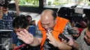 Agung Andri Tristianto Sutrisna saat ditanya wartawan sebelum menjalani pemeriksaan, Jakarta, Jumat (14/2). Agung diperiksa sebagai tersangka terkait suap untuk permintaan penundaan putusan kasasi sebuah perkara Mahkamah Agung. (Liputan6.com/Helmi Afandi)