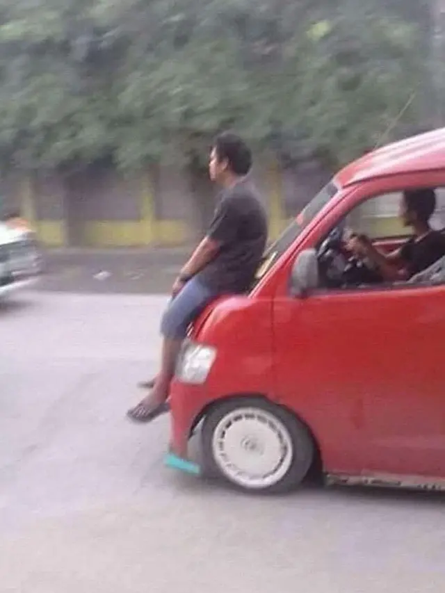 Bikin Ngeri, Ini 5 Potret Orang Absurd Saat Numpang di Depan Kendaraan