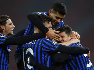 Para pemain Atalanta merayakan gol yang dicetak oleh Luis Muriel ke gawang Ajax Amsterdam pada laga Liga Champions di Stadion Johan Cruyff ArenA, Kamis (10/12/2020). Atalanta menang dengan skor 1-0. (AP/Peter Dejong)