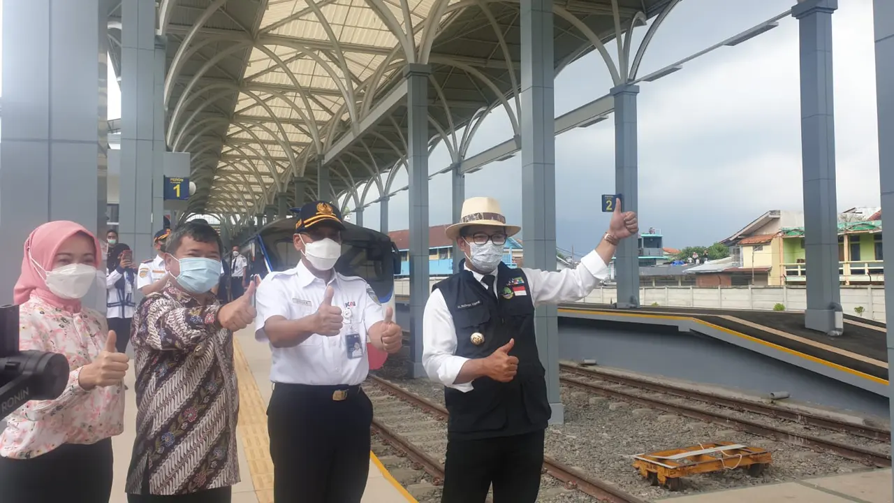 Gubernur Ridwan Kamil, Bupati Garut Rudy Gunawan dan Dirut PT KAI selepas melakukan pengecekan jalur revitalisasi Stasiun Garut.
