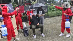 Sejumlah aktivis ICW dan Gerakan #BersihkanIndonesia melakukan aksi teatrikal di depan Gedung KPK, Jakarta, Rabu (8/12/2021). Aksi bertemakan Habis Gelap Tak Kunjung Terang tersebut sebagai bentuk keprihatinan negara Indonesia yang masih dilanda korupsi. (Liputan6.com/Herman Zakharia)
