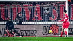 Kiper AC Milan, Mike Maignan (kiri) gagal mengantisipasi tendangan penalti pemain Monza, Matteo Pessina pada laga lanjutan Liga Italia 2023/2024 di Brianteo stadium, Monza, Italia, Senin (19/02/2024) WIB. (AFP/Piero Cruciatti)