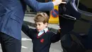 Pangeran William dan kedua anaknya, Pangeran George serta Putri Charlotte mengunjungi tempat Kate Middleton melahirkan di Rumah Sakit St Mary's, London, Senin (23/4). George terlihat malu-malu dalam balutan busana biru seragam sekolahnya. (AP Photo)