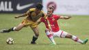 Gelandang Mitra Kukar, Yogi Rahadian, berebut bola dengan bek Persija, Rezaldi Hehanusa, pada laga Liga 1 di Stadion Patriot, Bekasi, Minggu (14/5/2017). Kedua tim bermain imbang 1-1. (Bola.com/Vitalis Yogi Trisna)