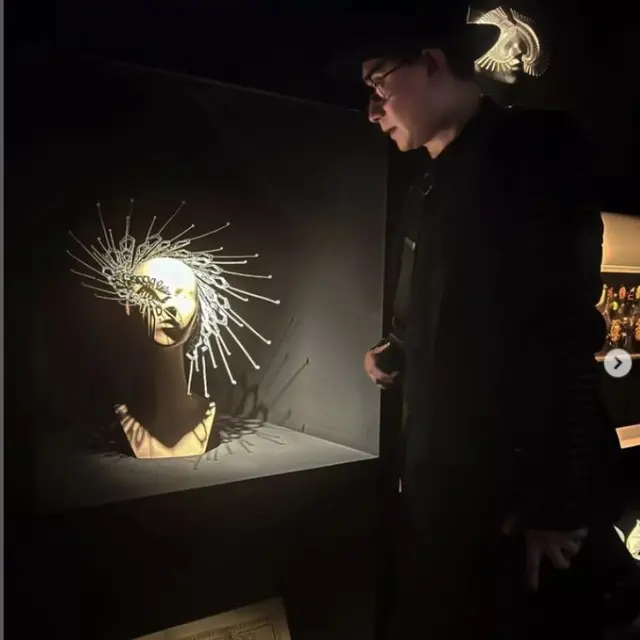 Koleksi headpiece Rinaldy Yunardi yang dinamakan ‘Architecronics’ untuk koleksi Fall Winter 2024 Iris Van Herpen dipajang di sebuah pameran yang digelar di museum MAD Paris.  foto: Instagram @rinaldyyunardi