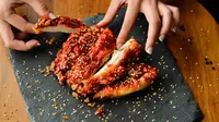 Berikut sensasi unik dan lezat saat mencicipi ayam goreng modern Asia dari O M JI. (Foto: Dok. O M JI)