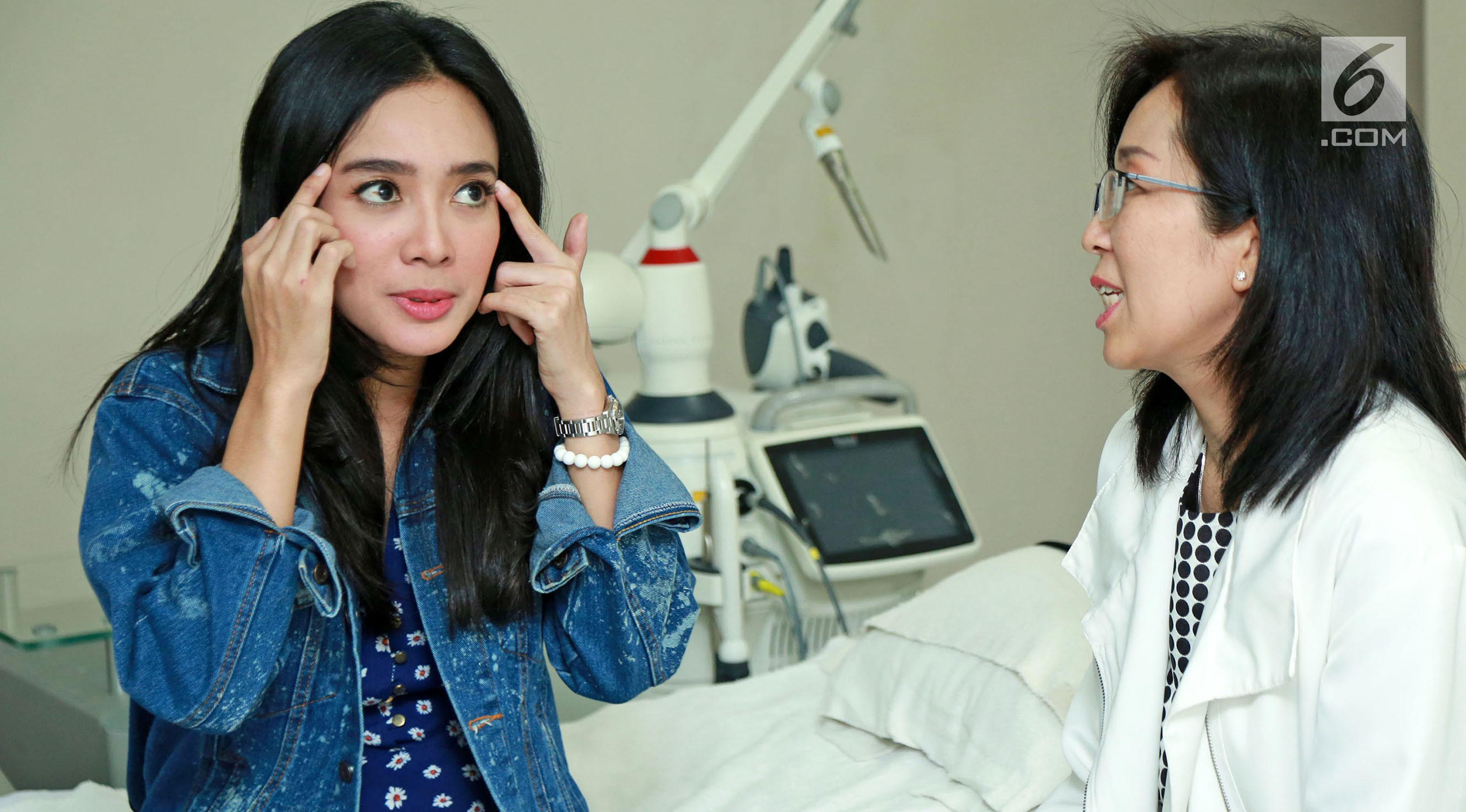 Dhea Ananda tengah konsultasi kecantikan kepada dr. Patricia dari klinik Beauty Inc, Jakarta. (Herman Zakharia/Liputan6.com)