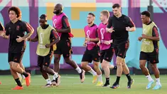 Para pemain Belgia melakukan pemanasan selama sesi latihan tim di Salwa Training Site di Pantai Salwa, Doha pada 30 November 2022. Belgia akan bertanding melawan Kroasia pada grup F Piala Dunia 2022 Qatar di Stadion Ar Rayyan, Qatar, Kamis (1/12) pukul 22.00 WIB. (AFP/Jack Guez)