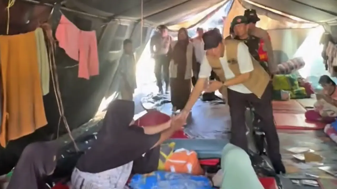 Bupati Aceh Selatan Mirwan saat meninjau korban bencana