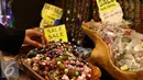Pengunjung memilih perhiasan batu yang dipamerkan pada Indo Craft 2016 di Jakarta Convention Centre, Rabu (7/12). Puluhan produk kerajinan dalam negeri dipamerkan pada Indo Craft 2016 yang berlangsung hingga 11 Desember. (Liputan6.com/Helmi Fithriansyah)