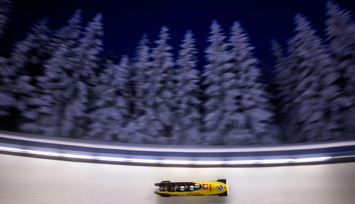 Tim Jerman Francesco Friedrich, Thorsten Margis, Candy Bauer dan Alexander Schueller berkompetisi dalam perlombaan pertama kompetisi 4-man bob putra dalam ajang IBSF Bob and Skeleton World Championship di Altenberg, pada 13 Februari 2021. (Foto: AFP/Odd Andersen)