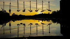 Anggota Teater Sirkus Triko menampilkan tarian hammock di udara dengan menggantung dari Jembatan Mladost di atas Sungai Sava, Zagreb, Kroasia, 11 Juni 2020. (Xinhua/Pixsell/Borna Filic)