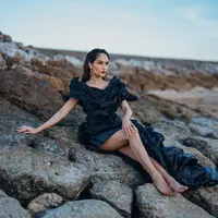 Cinta pun nampak elegan dengan dress slit hitam dengan off shouldernya. . Credit: (@claurakiehl)