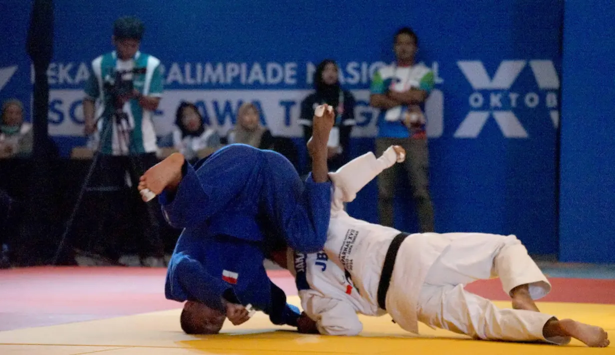 Atlet judo nomor pertandingan J2-73 Kg Putra asal Jawa Barat, Jaka Setiadi(kanan), melawan atlet judo asal Sumatera Utara, Sahrul Sulaiman, pada Pekan Paralimpiade Nasional (Peparnas) XVII di Swiss Belinn Hotel, Solo, Jawa Tengah, Selasa (8/10/2024). Jaka Setiadi berhasil meraih medali emas pada pertandingan tersebut. (PB PEPARNAS XVII/Andry Prasetyo)