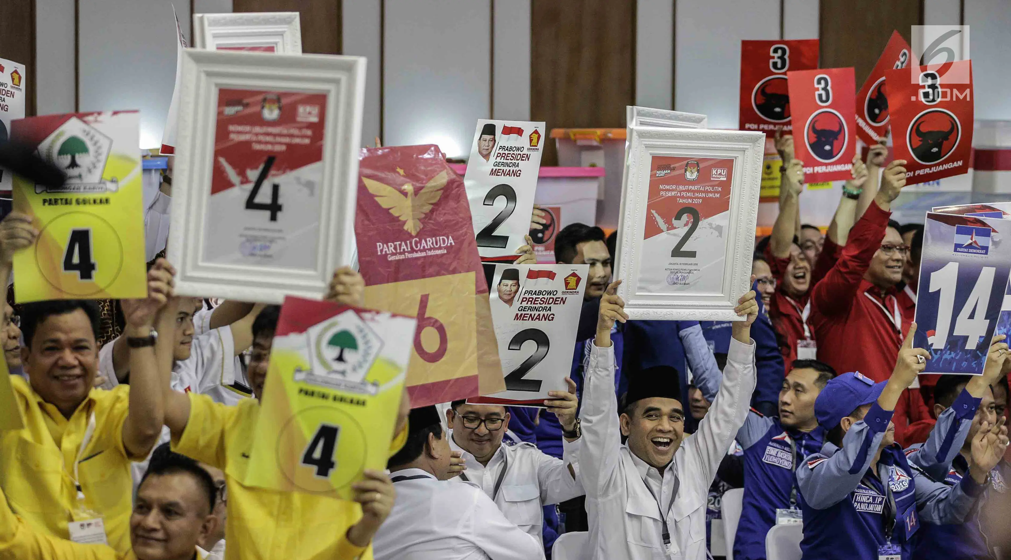 Pendukung peserta partai politik Golkar, Gerindra, PDIP dan Demokrat menunjukkan nomor parpol sambil yel-yel usai pengambilan nomor urut peserta pemilu 2019 di KPU, Jakarta, Minggu (18/2). (Liputan6.com/Faizal Fanani)
