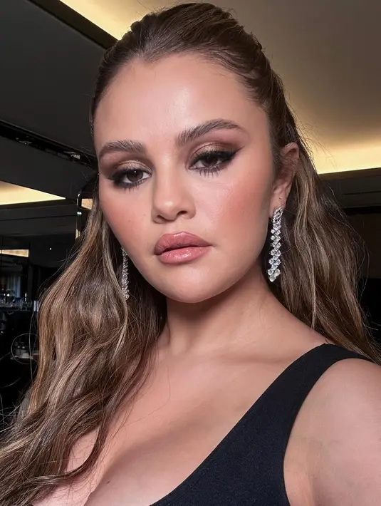 Biasa tampil dengan rambut gelap, kali ini pelantun “Who Says” itu menambahkan sentuhan pirang pada rambutnya. [@erinwalshstyle]