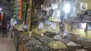 Pedagang menunggu pembeli di Pasar Cibubur, Jakarta, Kamis (16/6/2022). Berdasarkan pantauan di Pusat Informasi Harga Pangan Strategis Nasional (PIHPS), terpantau ada beberapa kebutuhan pokok yang harganya naik. (Liputan6.com/Herman Zakharia)