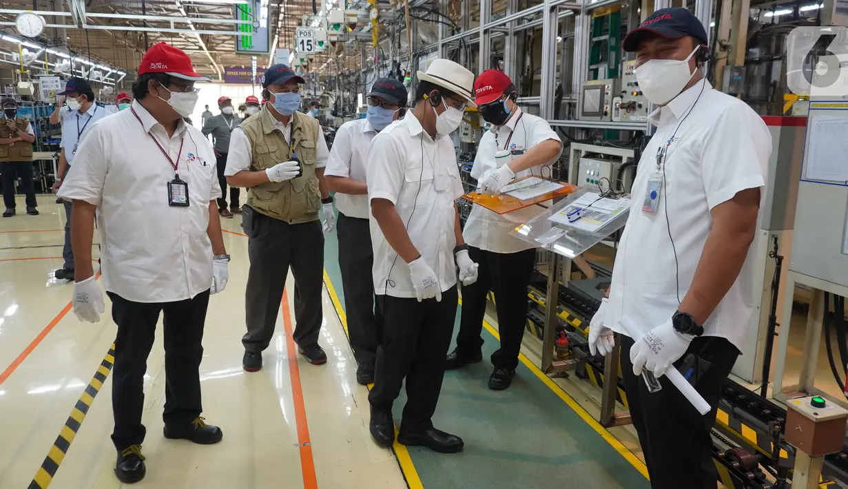 Dirjen KPAII Kemenperin Eko SA Cahyanto (tiga kanan), didampingi Wakil Presdir  PT Toyota Motor Manufacturing Indonesia (TMMIN) Nandi Julyanto, Direktur    Corporate Affairs Bob Azam, dan Direktur Manufacturing I Nyoman Winaya di Pabrik Karawang 3 TMMIN, Jumat (30/7/2021). (Liputan6.com/HO/Job)