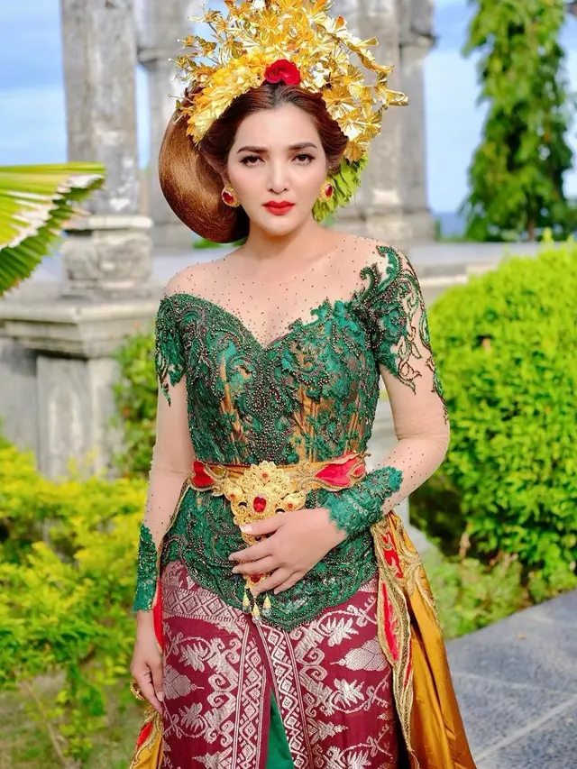 7 Potret Kompak Ashanty dan Aurel Hermansyah Pakai Kebaya Bali, Disebut Bak Bidadari