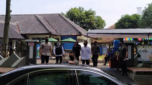 Presiden Joko Widodo atau Jokowi meninjau simulasi pemberian vaksin Covid-19 di Puskesmas Tanah Sareal, Kota Bogor, Rabu (18/12/2020).