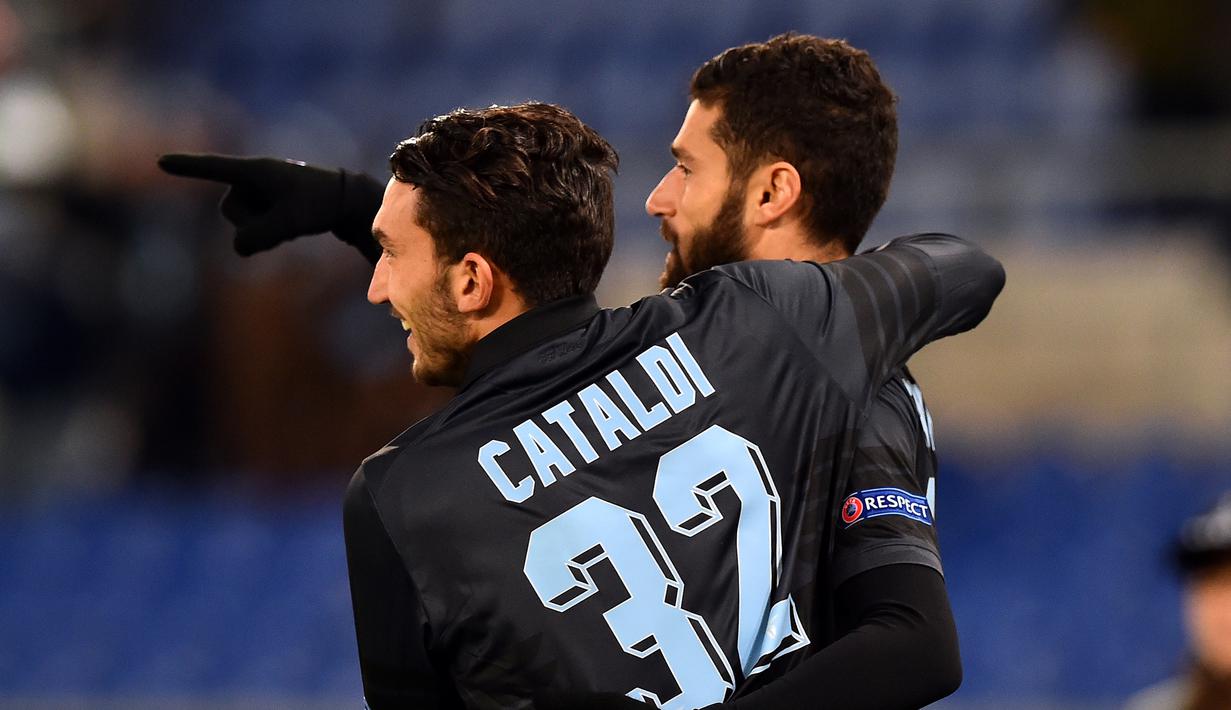 Pemain Lazio, Antonio Candreva, merayakan gol yang dicetaknya ke gawang Dnipropetrovsk bersama Danilo Cataldi dalam lanjutan Grup G Liga Europa yang berlangsung di Stadion Olimpico, Roma, Jumat (27/11/2015) dini hari WIB. (AFP Photo/Gabriel Bouys)